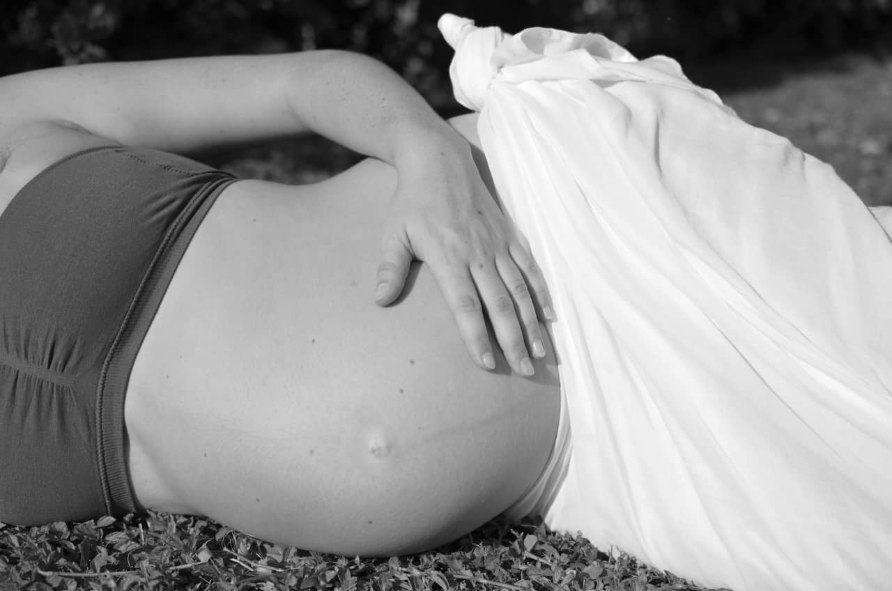 femme enceinte couchée