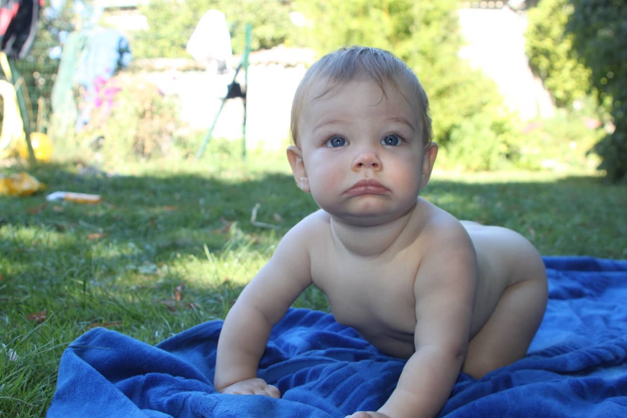 bébé au sol